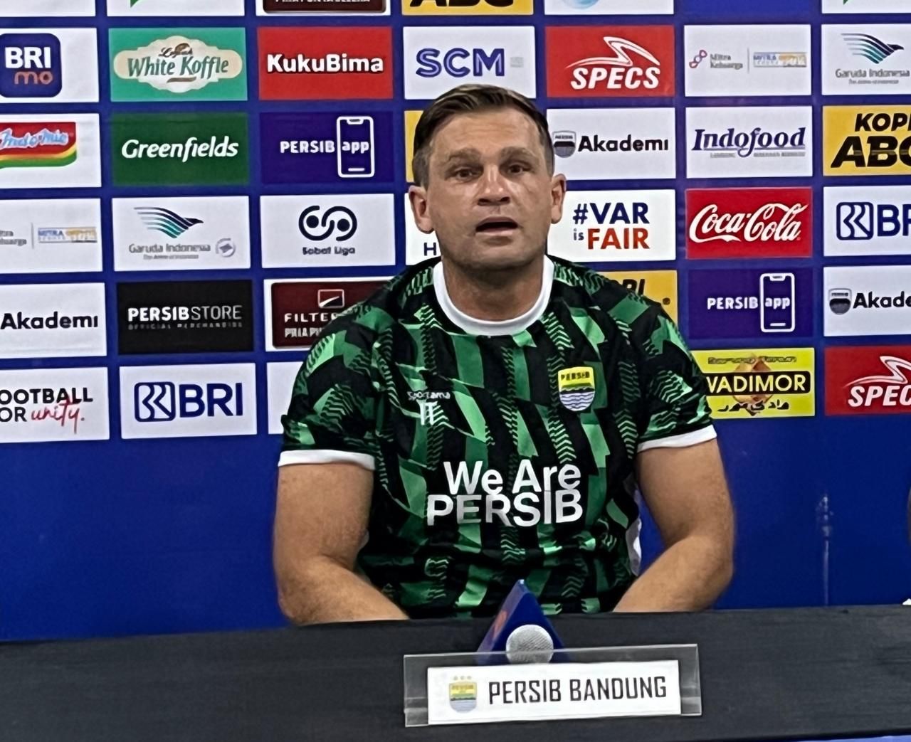 Siapa Pelatih Persib Bandung Saat Ini? Profil dan Rekam Jejaknya